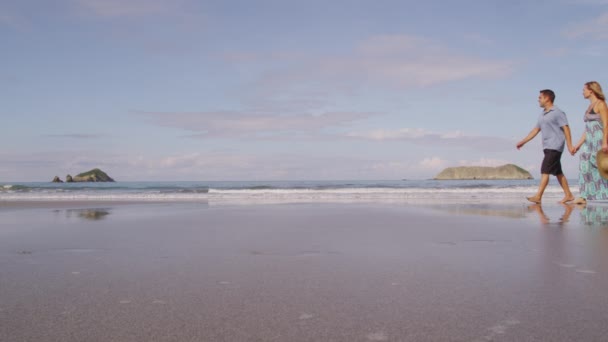 Caminar por la playa — Vídeo de stock