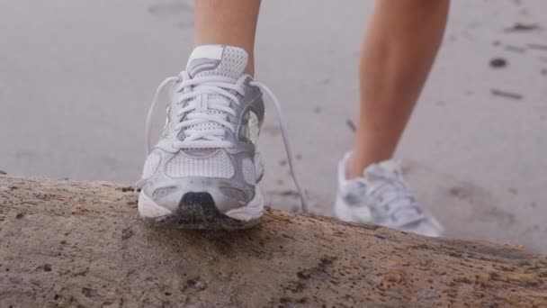 Mujer atando zapato de correr — Vídeo de stock