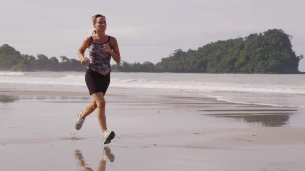 Correndo na praia — Vídeo de Stock