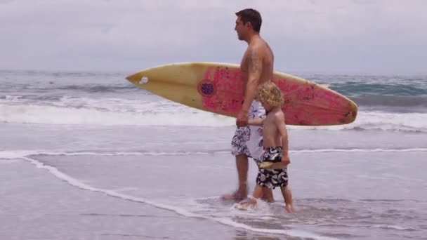 Pai e filho andando — Vídeo de Stock