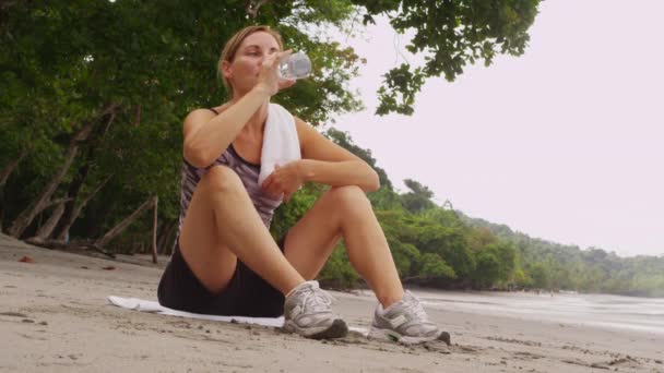 Mujer agua potable — Vídeo de stock