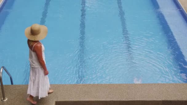 Femme marchant au bord de la piscine — Video