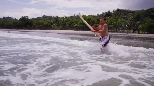 Surfista correndo em ondas — Vídeo de Stock