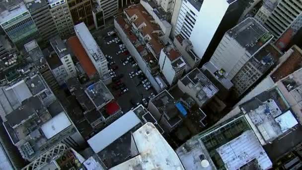 Flying directly over city buildings — Stock Video