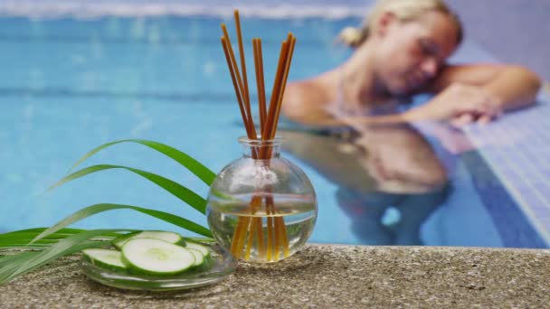 Mujer Relajándose en el Spa — Vídeo de stock