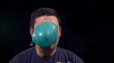 Adam yüzüne vurdu