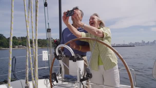 Senior koppel op zeilboot — Stockvideo