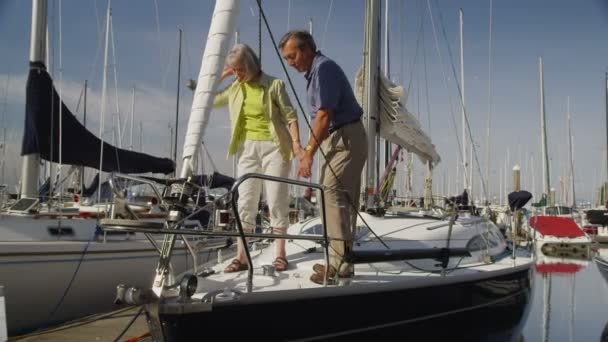 Senior koppel op zeilboot — Stockvideo