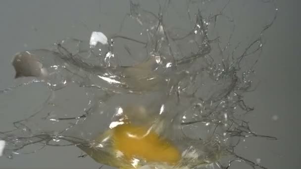 Tiro de ovo explodindo — Vídeo de Stock