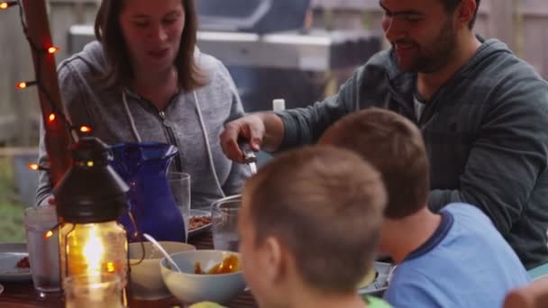 Pessoas comendo ao ar livre — Vídeo de Stock