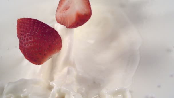 Erdbeeren spritzen in Milch — Stockvideo