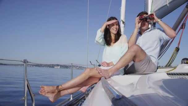 在帆船上的年轻夫妇 — 图库视频影像