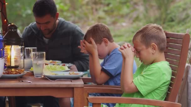 Mensen die eten buitenshuis — Stockvideo