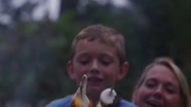 Yangın tarafından kavurma marshmallow