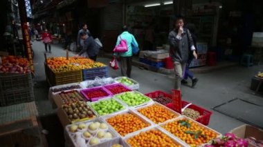 İnsanlar semt pazarı