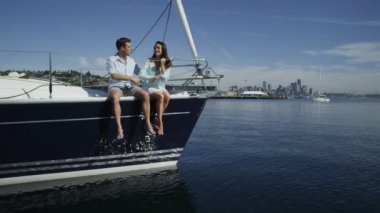 genç bir çift yelkenli üzerinde