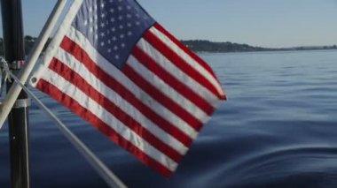 Amerikan bayrağı dalgalar