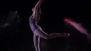 Renkli toz dans kız isabet