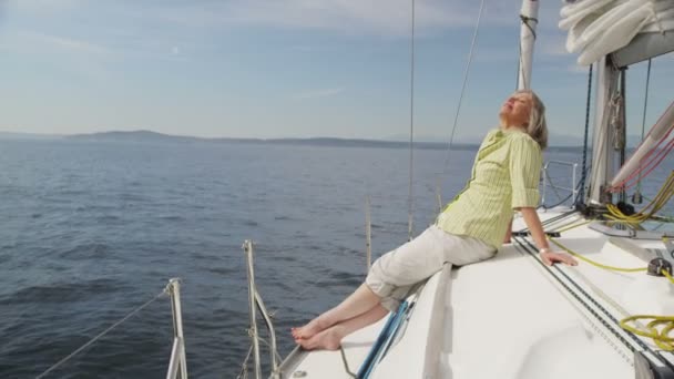 Жінка відпочиває на вітрильному човні — стокове відео