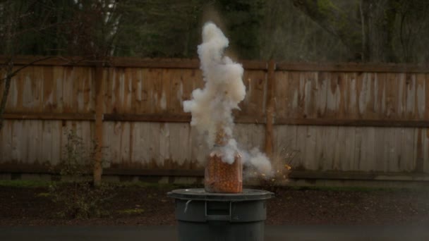 Tina de soplos de queso explotando — Vídeos de Stock