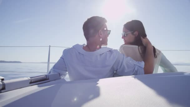 Couple sur voilier — Video