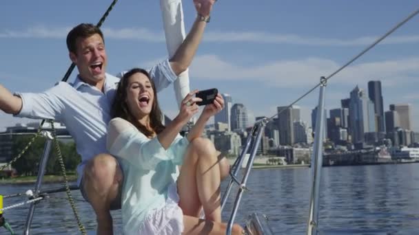 Pareja mayor caminando en muelle en marina . — Vídeos de Stock