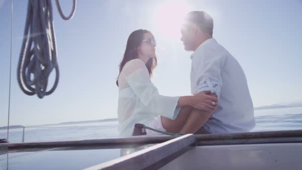 Casal em veleiro — Vídeo de Stock