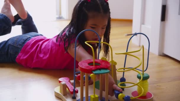 Menina brincando com brinquedo — Vídeo de Stock