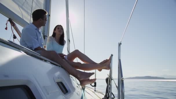 Casal relaxante no veleiro — Vídeo de Stock