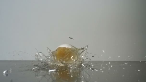 Rompiendo huevos en cámara lenta — Vídeo de stock