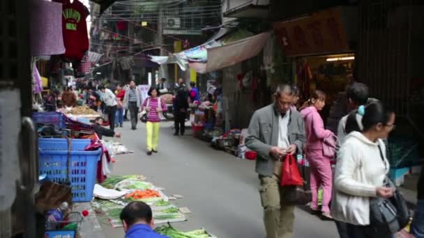 Mensen lopen op straat markt — Stockvideo