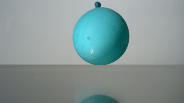 Water balloon bouncing — Stock Video