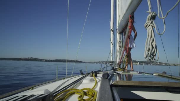 Vrouw ontspannen op zeilboot — Stockvideo