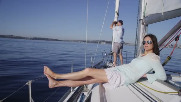 Vrouw ontspannen op zeilboot — Stockvideo