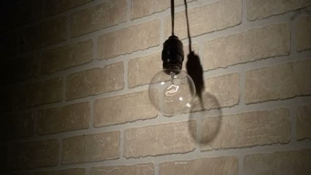 Лампа розбивається на стіні — стокове відео