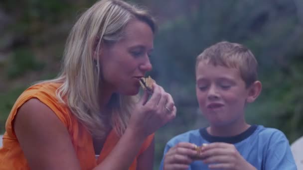 Malvaviscos tostados familiares — Vídeos de Stock