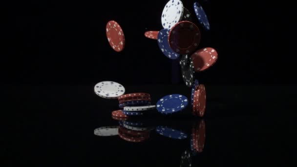 Pokerchips fallen — Stockvideo