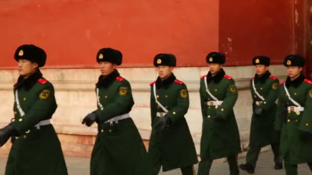 Pequim, China - 7 de dezembro de 2013: Gaurds marchando na Cidade Proibida — Vídeo de Stock