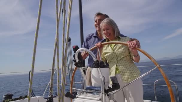 Старша пара на вітрильному човні — стокове відео