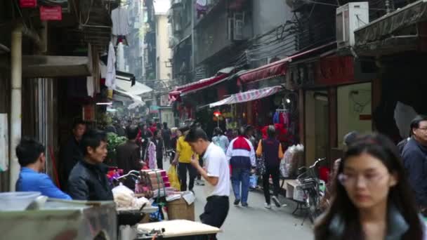 Mensen lopen op straat markt — Stockvideo