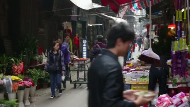 Mensen lopen op straat markt — Stockvideo