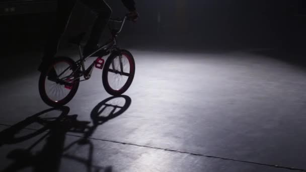 BMX гонщик робить трюки — стокове відео