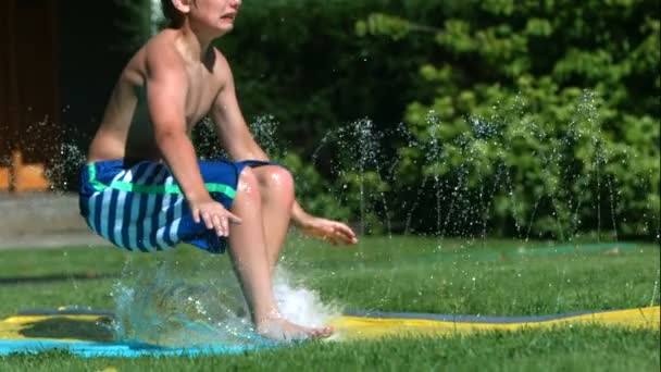 Jonge jongen op Wasser Rutsche — Stockvideo