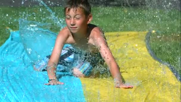 Jonge jongen op Wasser Rutsche — Stockvideo