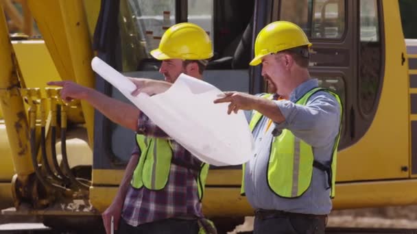 Trabalhadores por equipamento de escavação — Vídeo de Stock