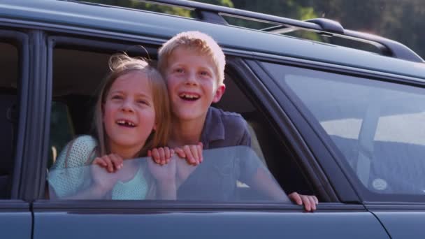 Children looking out — Stock Video