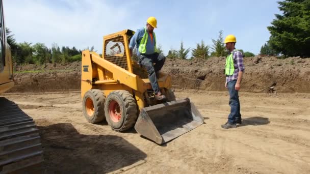 Werknemers praten op bouwterrein — Stockvideo