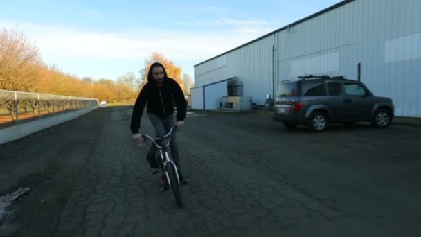 BMX-гонщик собирается триумфально — стоковое видео