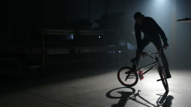 BMX rider doing tricks — Stock Video