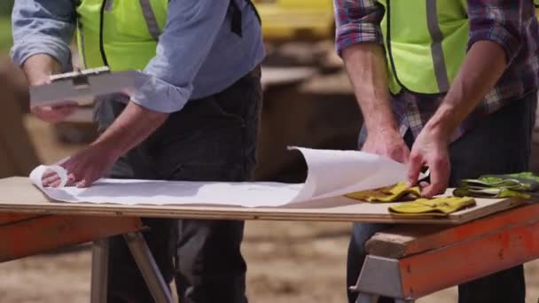 Trabajadores revisando planes — Vídeo de stock